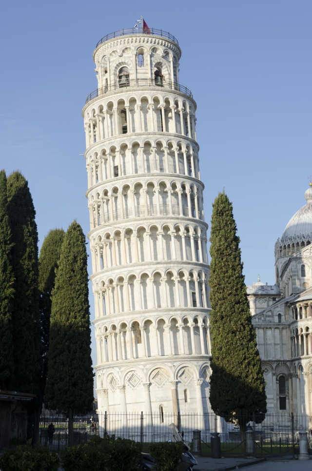 Italia 05 - Pisa - plaza del Milagro - Torre Inclinada.jpg